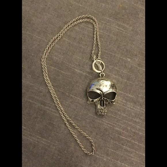 Goth Look Large Silver Skull Charm Toggle Necklace - Picture 1 of 1